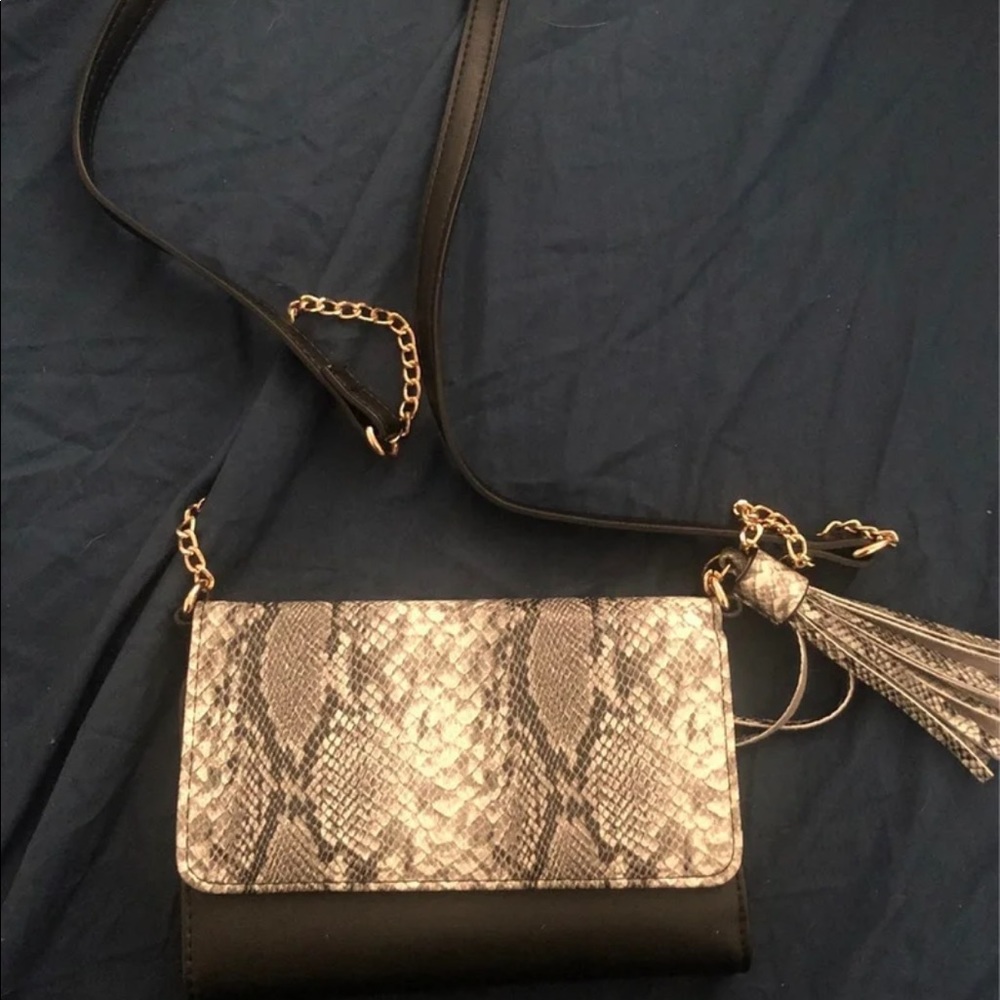 Cute bag. Lots of pockets.